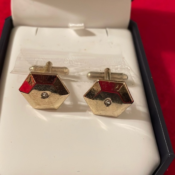 Unbranded Gold Tone Hexagon Shape Cufflinks w/ Small Clear Round Center Stone - Picture 1 of 4